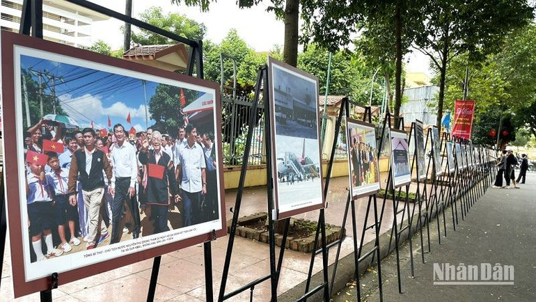 Trung tâm Văn hóa tỉnh Đắk Lắk phối hợp với Hội Văn học Nghệ thuật tỉnh trưng bày, triển lãm ảnh nghệ thuật về vùng đất Tây Nguyên, văn hóa các dân tộc thiểu số Tây Nguyên, danh lam thắng cảnh của tỉnh… tạo không khí vui tươi, phấn khởi chào mừng kỷ niệm 78 năm Quốc khánh 2/9.