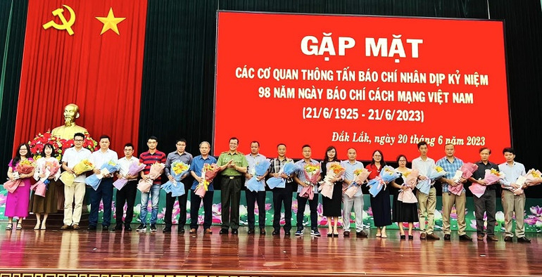 Thiếu tướng Lê Vinh Quy, Giám đốc Công an tỉnh Đắk Lắk tặng hoa chúc mừng các nhà báo, phóng viên, biên tập viên nhân kỷ niệm 98 năm Ngày Báo chí cách mạng Việt Nam.