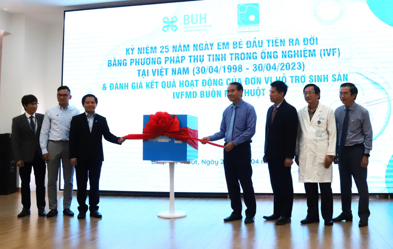 Các bác sĩ đơn vị hỗ trợ sinh sản IVFMD Bệnh viện Mỹ Đức, Thành phố Hồ Chí Minh và Bệnh viện Đại học Y dược Buôn Ma Thuột thực hiện nghi thức chào mừng kết quả đạt được của IVFMD Buôn Ma Thuột.