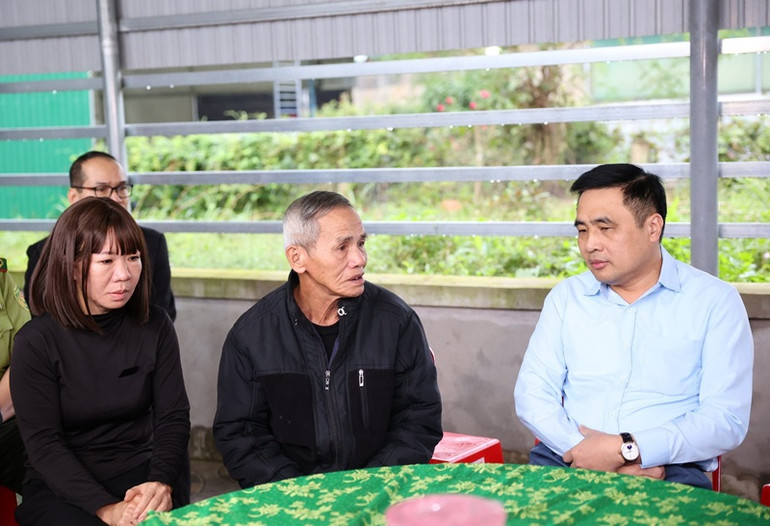 Thứ trưởng Nông nghiệp và Phát triển nông thôn Nguyễn Quốc Trị thăm hỏi, chia buồn, động viên gia đình đồng chí Nguyễn Kim Anh. Thứ trưởng Nông nghiệp và Phát triển nông thôn Nguyễn Quốc Trị thăm hỏi, chia buồn, động viên gia đình đồng chí Nguyễn Kim Anh.