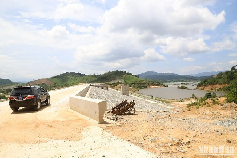 Đập chính của Dự án hồ Krông Pách Thượng. Đập chính của Dự án hồ Krông Pách Thượng.