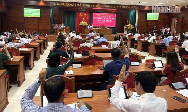 Các đại biểu thông qua Nghị quyết của kỳ họp.