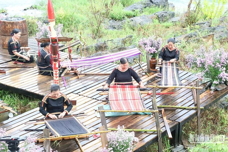 Tại chương trình còn tái hiện nghề dệt thổ cẩm truyền thống của các dân tộc Tây Nguyên.