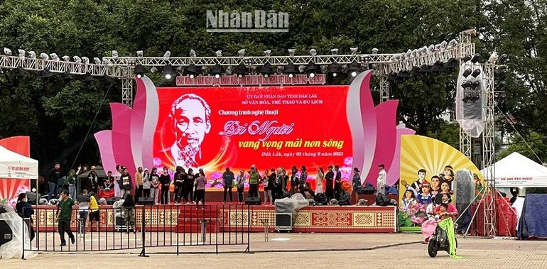 Do ảnh hưởng của cơn bão số 3 (Bão Saola), thời tiết ở Đắk Lắk mưa nhiều, nhưng các nghệ sĩ, diễn viên ngành Văn hóa, Thể thao và Du lịch tỉnh Đắk Lắk vẫn tích cực luyện tập chuẩn bị cho chương trình nghệ thuật đặc sắc: “Lời người vang vọng mãi non sông” chào mừng 78 năm Quốc khánh diễn ra vào đêm 2/9 tại Quảng trường 10/3 thành phố Buôn Ma Thuột, phục vụ nhân dân các dân tộc trong tỉnh.