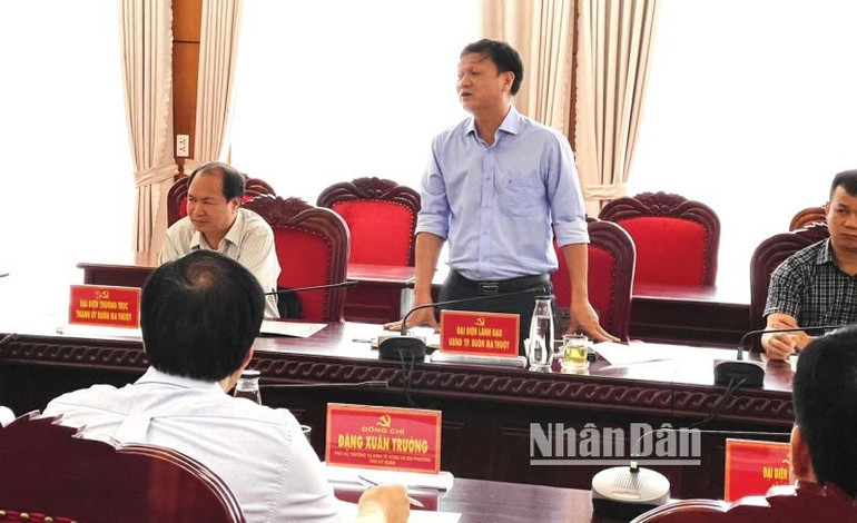 Chủ tịch Ủy ban nhân dân thành phố Buôn Ma Thuột Vũ Văn Hưng trao đổi tại hội nghị.