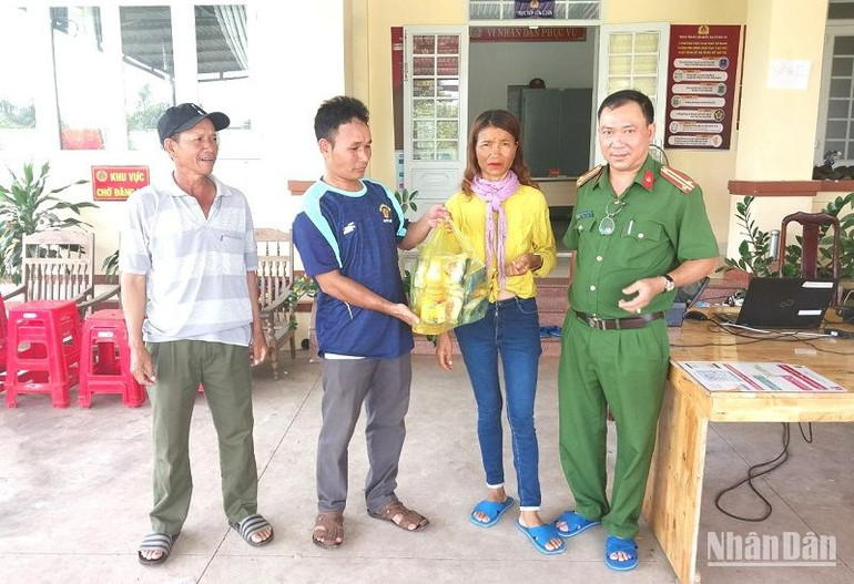 Công an xã Ea Wer hỗ trợ nhu yếu phẩm cho chị H.N.Ê.