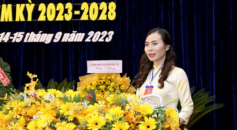 Đồng chí Lại Thị Loan, Chủ tịch Hội Nông dân tỉnh Đắk Lắk khóa X, nhiệm kỳ 2023-2028 phát biểu tại đại hội.