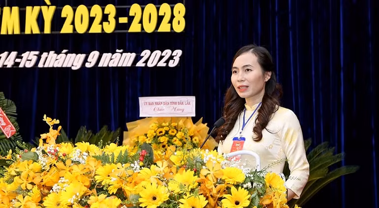 Đồng chí Lại Thị Loan, Chủ tịch Hội Nông dân tỉnh Đắk Lắk khóa X, nhiệm kỳ 2023-2028 phát biểu tại đại hội.