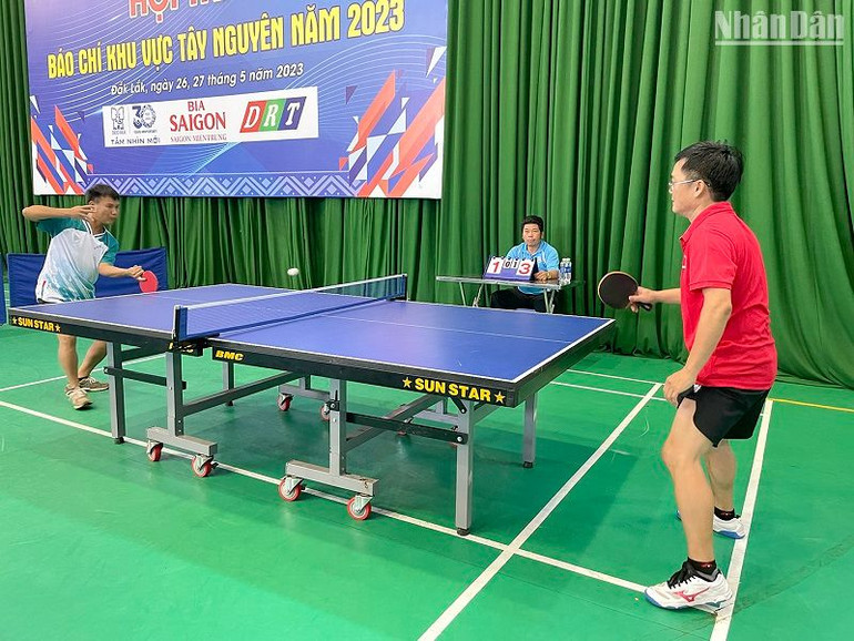 Các vận động viên tranh tài ở nội dung môn bóng bàn.