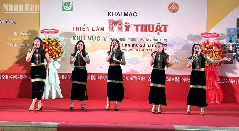 Văn nghệ chào mừng khai mạc triển lãm.