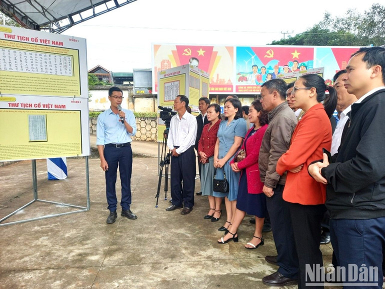 Đông đảo nhân dân thị xã Buôn Hồ tham quan triển lãm.