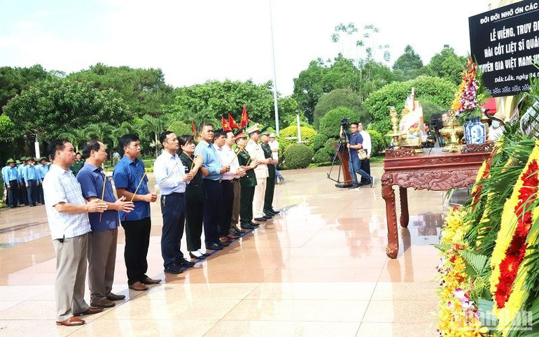 Đoàn đại biểu Đảng bộ, chính quyền và nhân dân tỉnh Đắk Lắk dâng hương tưởng niệm các Anh hùng liệt sĩ. Đoàn đại biểu Đảng bộ, chính quyền và nhân dân tỉnh Đắk Lắk dâng hương tưởng niệm các Anh hùng liệt sĩ.
