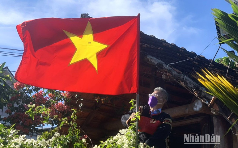 Không chỉ không khí rộn ràng ở thành phố Buôn Ma Thuột mà bà con các buôn làng ở Đắk Lắk cũng hân hoan treo cờ Tổ quốc chào mừng 78 năm Quốc khánh 2/9.