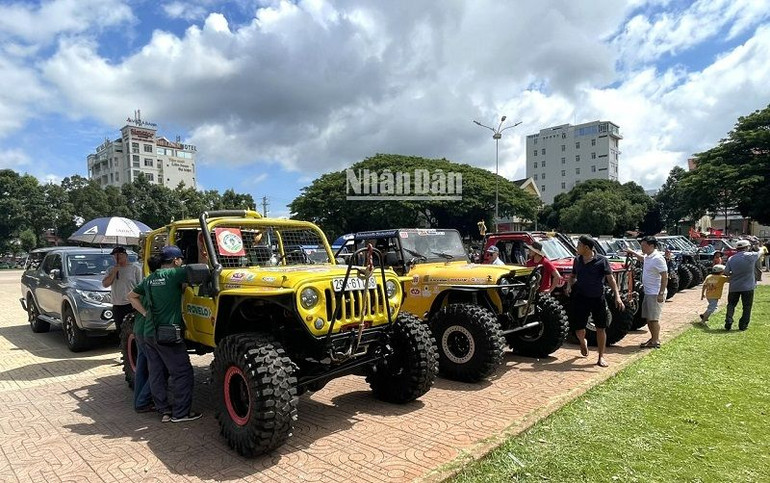 Các loại xe đua địa hình lần đầu xuất hiện tại thành phố Buôn Ma Thuột. Các loại xe đua địa hình lần đầu xuất hiện tại thành phố Buôn Ma Thuột.