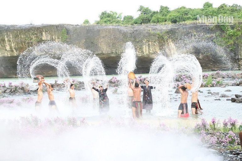 Mặc dù lần đầu tổ chức nhưng chương trình thời trang nghệ thuật thổ cẩm các dân tộc tỉnh Đắk Lắk diễn ra với nhiều tiết mục hấp dẫn.