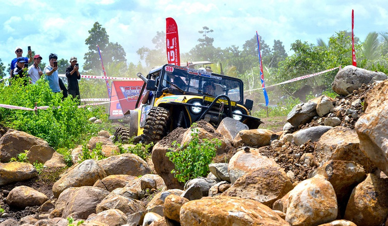 Các xe đua không chỉ băng qua các khối đá lớn…