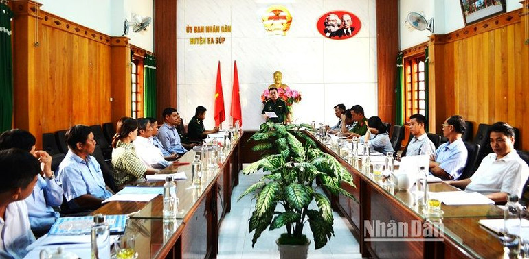 Đoàn công tác làm việc với lãnh đạo Ủy ban nhân dân huyện Ea Súp và các phòng, ban của huyện. Đoàn công tác làm việc với lãnh đạo Ủy ban nhân dân huyện Ea Súp và các phòng, ban của huyện.