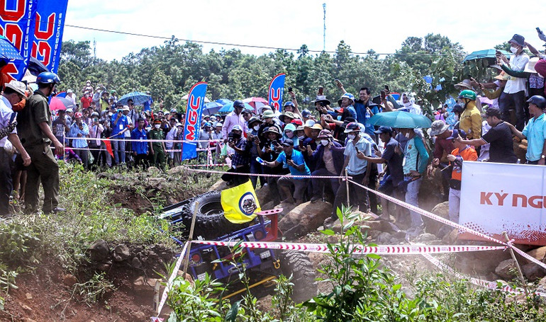 Du khách và người hâm mộ đua xe ô-tô địa hình nhiệt tình cổ vũ cho các tay đua.