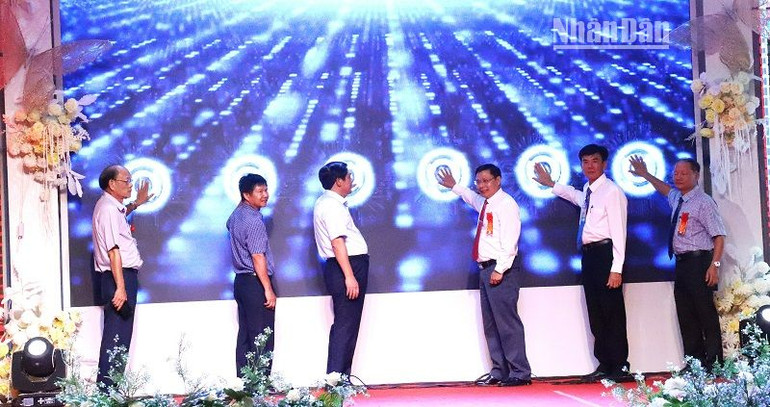 Lãnh đạo Ủy ban nhân dân huyện Cư M’gar ấn nút ra mắt ứng dụng: “Thông tin huyện Cư M’gar” trên điện thoại di động thông minh.