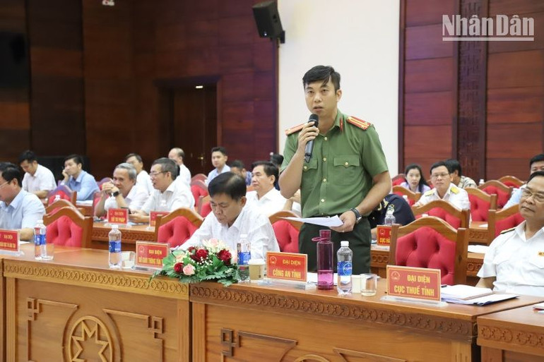 Đại diện Công an tỉnh trả lời những kiến nghị của doanh nghiệp về công tác phòng cháy chữa cháy.