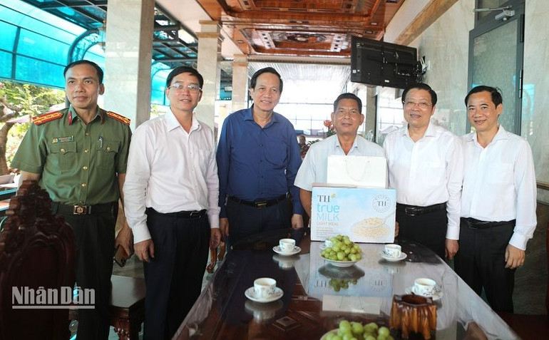 Trưởng Ban Nội chính Trung ương Phan Đình Trạc và Đoàn công tác thăm, tặng quà cho đồng chí Niê Thuật, nguyên Ủy viên Trung Đảng, nguyên Bí thư Tỉnh ủy Đắk Lắk.