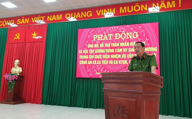 Thượng tá Đinh Quang Thành, Trưởng Công an huyện Buôn Đôn phát động tới toàn bộ cán bộ, chiến sĩ trong đơn vị học tập tấm gương hy sinh dũng cảm của 4 cán bộ, chiến sĩ Công an xã Ea Tiêu và Ea Ktur, huyện Cư Kuin.