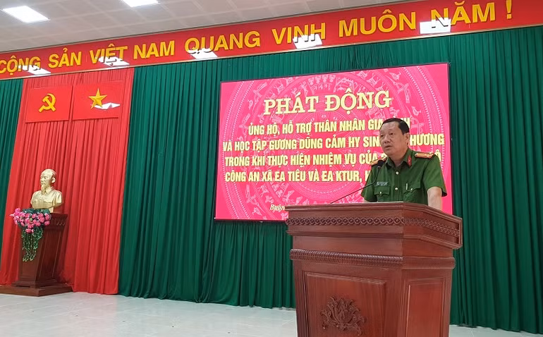 Thượng tá Đinh Quang Thành, Trưởng Công an huyện Buôn Đôn phát động tới toàn bộ cán bộ, chiến sĩ trong đơn vị học tập tấm gương hy sinh dũng cảm của 4 cán bộ, chiến sĩ Công an xã Ea Tiêu và Ea Ktur, huyện Cư Kuin.
