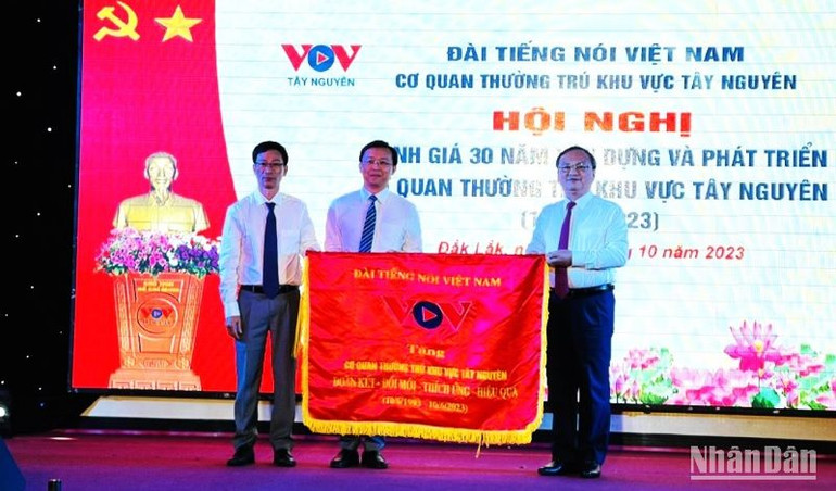 Tổng Giám đốc Đài Tiếng nói Việt Nam Đỗ Tiến Sỹ tặng bức trướng của Đài Tiếng nói Việt Nam cho Cơ quan Đài Tiếng nói Việt Nam thường trú khu vực Tây Nguyên mang dòng chữ: Đoàn kết-đổi mới-tích cực-hiệu quả.