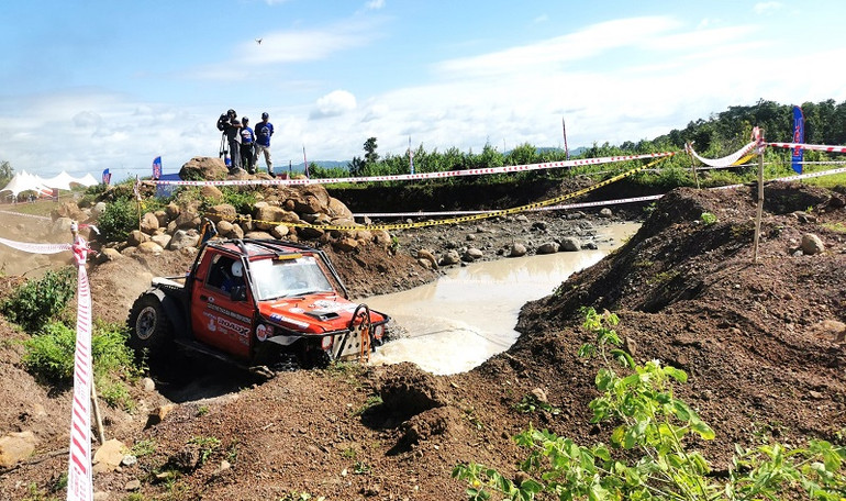 Mà còn băng qua nhiều hồ sâu.