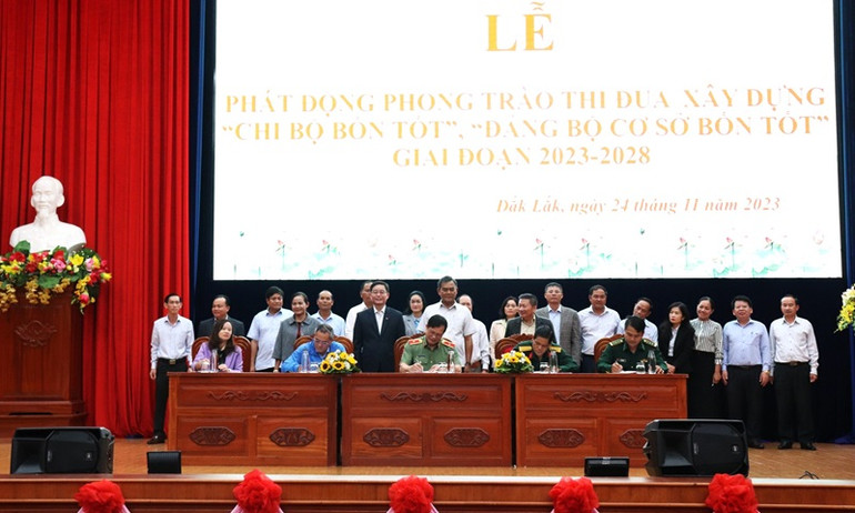 Đại diện 20 đảng bộ trực thuộc Tỉnh ủy Đắk Lắk đã ký kết giao ước thi đua xây dựng “chi bộ bốn tốt”, “đảng bộ cơ sở bốn tốt” giai đoạn 2023 - 2028.