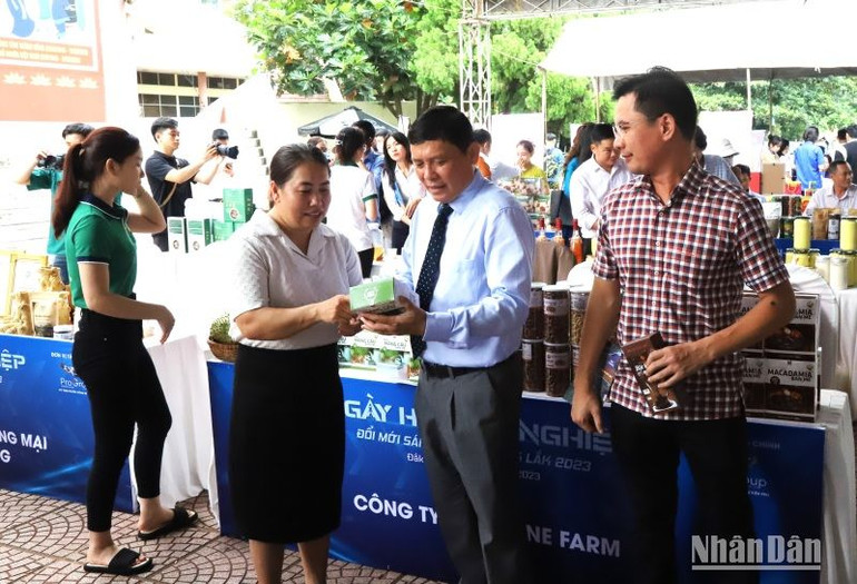 Phó chủ tịch Thường trực Ủy ban nhân dân tỉnh Đắk Lắk Nguyễn Tuấn Hà và các đại biểu tham quan các sản phẩm OCOP, sản phẩm công nghiệp nông thôn tiêu biểu trưng bày tại Ngày hội khởi nghiệp đổi mới sáng tạo.