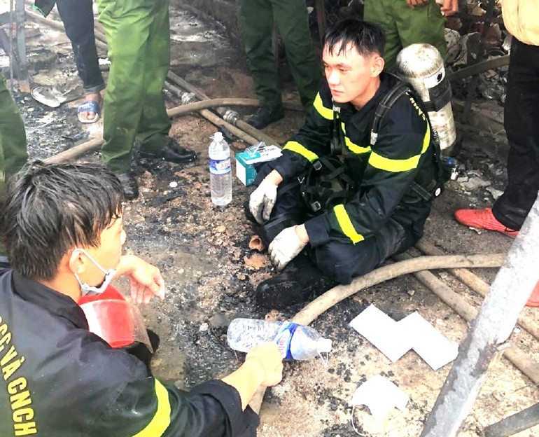 Các chiến sĩ cảnh sát phòng cháy, chữa cháy và cứu nạn cứu hộ, Công an tỉnh Đắk Lắk sau khi nỗ lực dập tắt đám cháy.