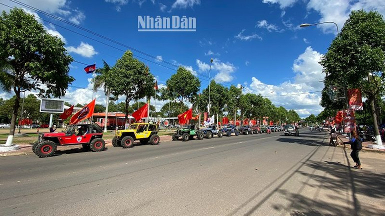 Chiều 12/8, các xe đua di chuyển vào trung tâm huyện Buôn Đôn để sáng 13/8 chính thức khai mạc Giải đua xe địa hình “Thử thách vượt Đại Ngàn-Buôn Đôn”-SAILUN CUP 2023. Chiều 12/8, các xe đua di chuyển vào trung tâm huyện Buôn Đôn để sáng 13/8 chính thức khai mạc Giải đua xe địa hình “Thử thách vượt Đại Ngàn-Buôn Đôn”-SAILUN CUP 2023.