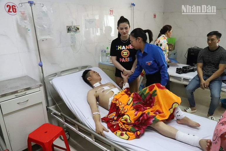 Bí thư Tỉnh đoàn Đắk Lắk H'Giang Niê thăm và động viên 2 cán bộ, chiến sĩ Công an xã Ea Ktur bị trọng thương đang nằm điều trị tại Bệnh viện đa khoa vùng Tây Nguyên.