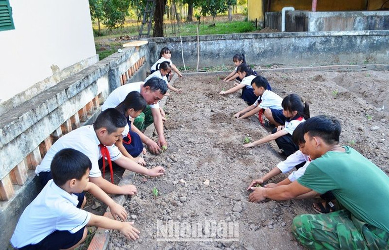 Các em học sinh được trải nghiệm trồng rau xanh tại Đồn Biên phòng.