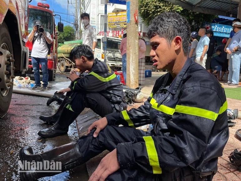 Các chiến sĩ phòng cháy, chữa cháy và cứu nạn, cứu hộ nghỉ ngơi sau khi dập tắt đám cháy.