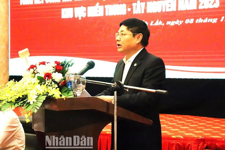 Phó Bí thư Thường trực Tỉnh ủy Đắk Lắk Phạm Minh Tấn phát biểu chào mừng hội nghị.