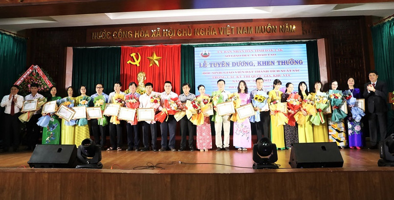 Các giáo viên có thành tích xuất sắc tại các kỳ thi nhận Bằng khen của Ủy ban nhân dân tỉnh Đắk Lắk.