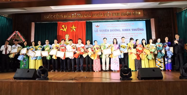 Các giáo viên có thành tích xuất sắc tại các kỳ thi nhận Bằng khen của Ủy ban nhân dân tỉnh Đắk Lắk.