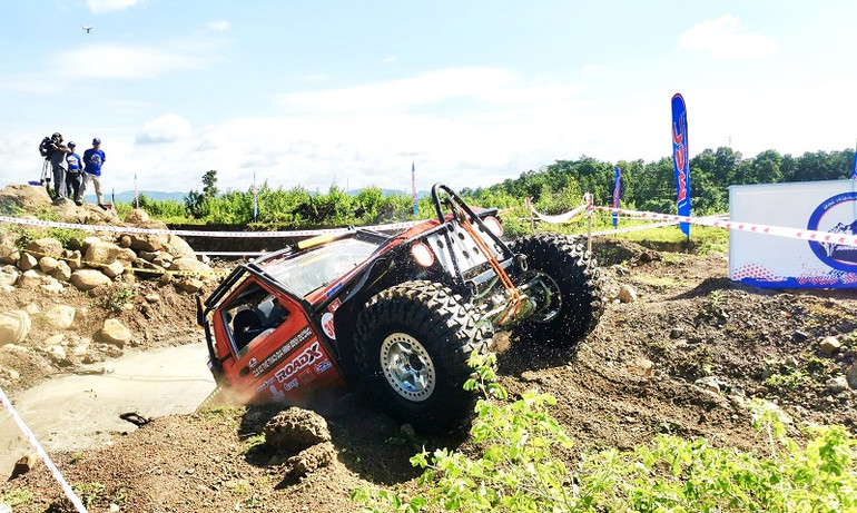 Một xe đua vượt địa hình dựng đứng.