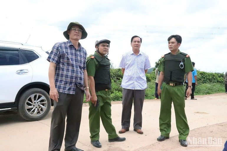 Bí thư Huyện ủy Cư Kuin Lê Thái Dũng trực tiếp đến hiện trường các đối tượng lẩn trốn tại suối Cá Ngựa, thôn Đông Sơn, xã Hòa Hiệp để động viên các lực lượng chức năng.