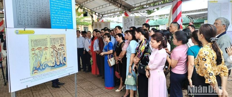 Triển lãm thu hút đông đảo cán bộ, công chức, viên chức và nhân dân trên địa bàn huyện Cư Kuin đến tham quan, tìm hiểu về chủ quyền biển, đảo Việt Nam.