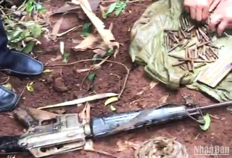 Quá trình truy bắt, lực lượng Công an đã thu được của 3 đối tượng trên 1 khẩu súng, nghi là súng AR 15 cùng nhiều viên đạn.