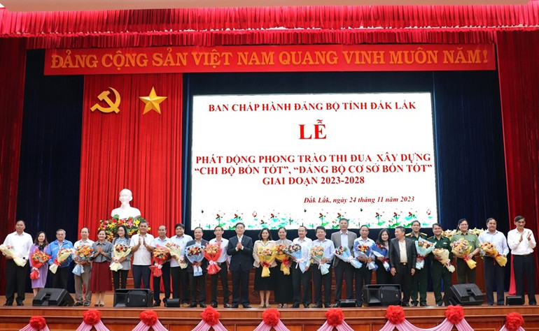 Các đồng chí Thường trực Tỉnh ủy Đắk Lắk tặng hoa cho đại diện các Đảng bộ trực thuộc Tỉnh ủy hưởng ứng phong trào thi đua “chi bộ bốn tốt”, “đảng bộ cơ sở bốn tốt”.