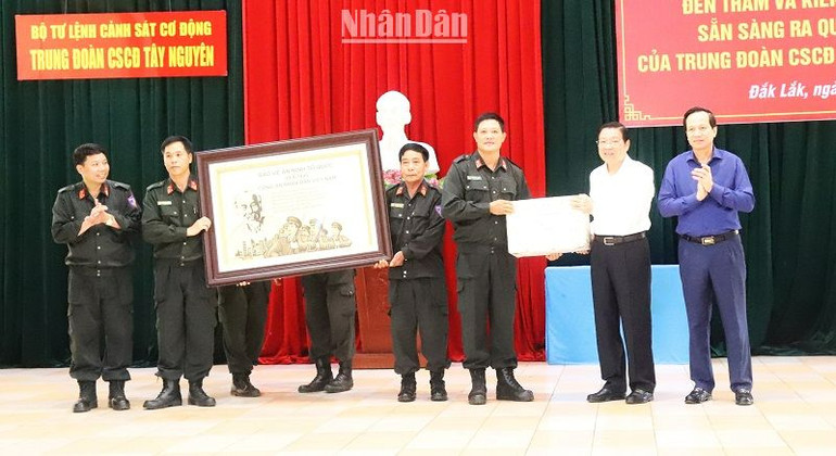 Trưởng Ban Nội chính Trung ương Phan Đình Trạc tặng quà cho Trung đoàn Cảnh sát cơ động Tây Nguyên.
