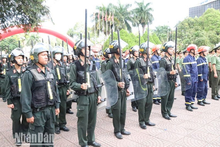 Lực lượng cảnh sát cơ động Công an tỉnh Đắk Lắk sẵn sàng ra quân thực hiện nhiệm vụ trong đợt cao điểm tấn công trấn áp tội phạm, bảo đảm an ninh trật tự thời gian trước, trong và sau Tết Nguyên đán Giáp Thìn 2024. Lực lượng cảnh sát cơ động Công an tỉnh Đắk Lắk sẵn sàng ra quân thực hiện nhiệm vụ trong đợt cao điểm tấn công trấn áp tội phạm, bảo đảm an ninh trật tự thời gian trước, trong và sau Tết Nguyên đán Giáp Thìn 2024.