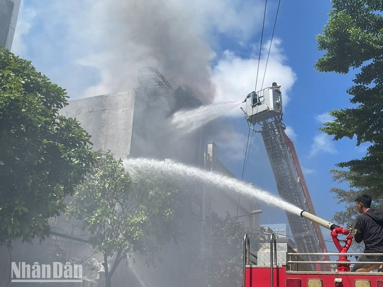 Lực lượng Cảnh sát phòng cháy, chữa cháy và cứu nạn, cứu hộ, Công an tỉnh Đắk Lắk sử dụng xe chuyên dụng nỗ lực dập tắt đám cháy.