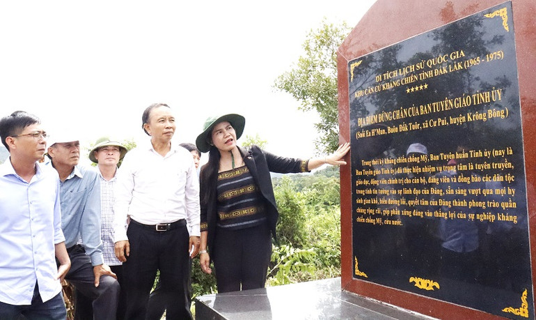 Tại địa điểm tổ chức Đại hội Đảng bộ tỉnh Đắk Lắk lần thứ III thuộc Di tích lịch sử quốc gia Khu căn cứ kháng chiến tỉnh Đắk Lắk (1965-1975), các đại biểu đã cùng ôn lại truyền thống 93 năm ngành Tuyên giáo của Đảng Cộng sản Việt Nam.