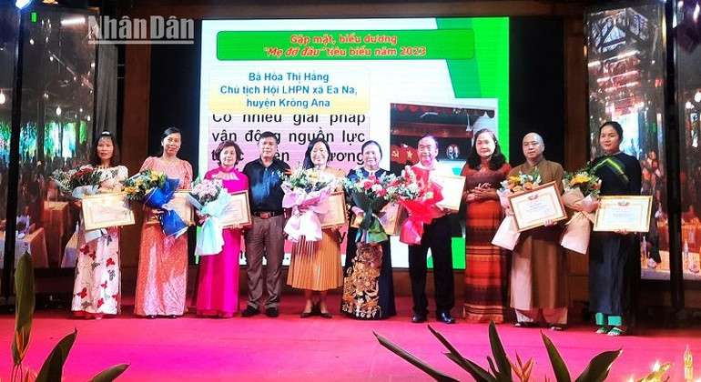 Hội Liên hiệp Phụ nữ tỉnh Đắk Lắk tuyên dương các "Mẹ đỡ đầu" tiêu biểu.