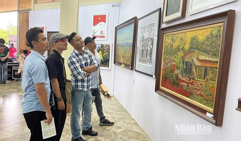 Những người yêu mỹ thuật tham quan các tác phẩm trưng bày tại triển lãm.